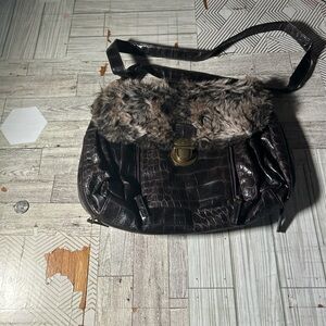 Faux Fur Trimmed Crocodile Pattern Shoulder Bag